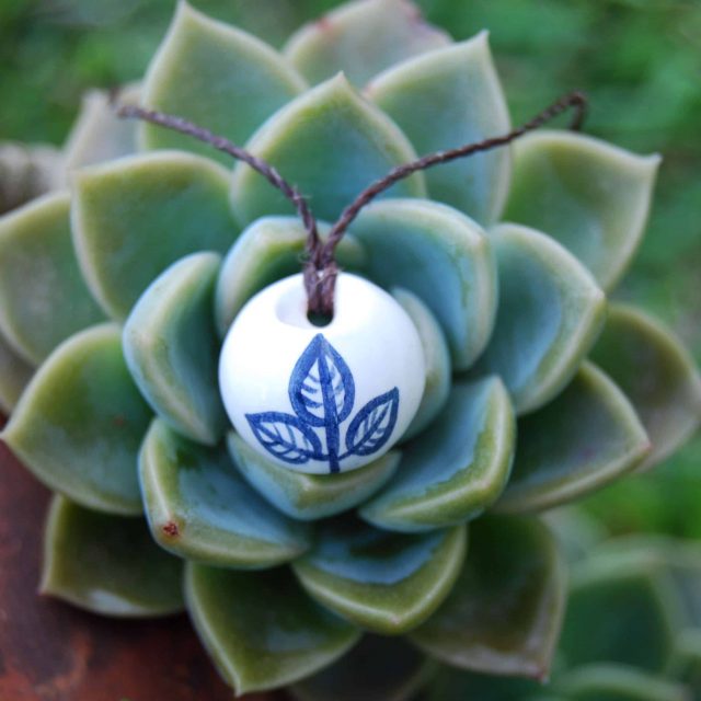 Colar aromático em cerâmica modelo folhas azuis